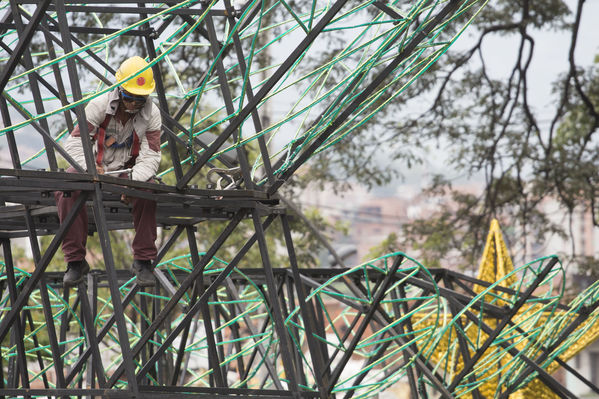 Montaje del árbol gigante de Navidad
Montaje del árbol gigante de Navidad
Fecha: Noviembre 1 de 2016
Para descargar esta fotografía en alta resolución, haga clic sobre la imagen hasta que la misma se despliegue en la pantalla completa; luego dé clic derecho y elija la opción "guardar imagen como". 
En caso de publicación por cualquier medio, solicitamos acompañarla del crédito: "Foto EPM"
Palabras clave: Montaje árbol gigante Navidad