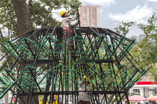 Montaje del árbol gigante de Navidad
Montaje del árbol gigante de Navidad
Fecha: Noviembre 1 de 2016
Para descargar esta fotografía en alta resolución, haga clic sobre la imagen hasta que la misma se despliegue en la pantalla completa; luego dé clic derecho y elija la opción "guardar imagen como". 
En caso de publicación por cualquier medio, solicitamos acompañarla del crédito: "Foto EPM"
Palabras clave: Montaje árbol gigante Navidad