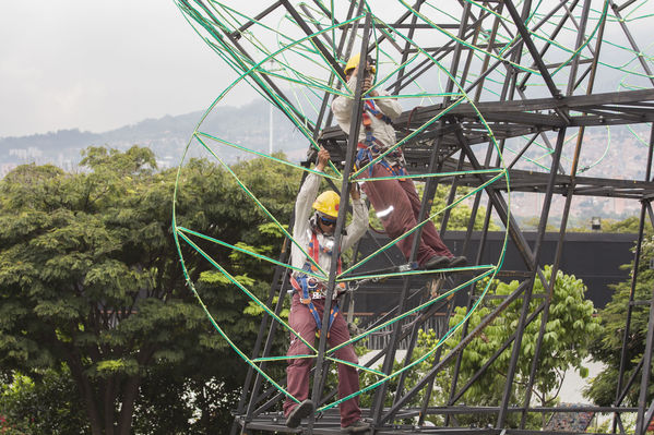 Montaje del árbol gigante de Navidad
Montaje del árbol gigante de Navidad
Fecha: Noviembre 1 de 2016
Para descargar esta fotografía en alta resolución, haga clic sobre la imagen hasta que la misma se despliegue en la pantalla completa; luego dé clic derecho y elija la opción "guardar imagen como". 
En caso de publicación por cualquier medio, solicitamos acompañarla del crédito: "Foto EPM"
Palabras clave: Montaje árbol gigante Navidad