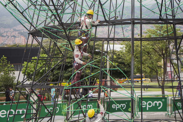 Montaje del árbol gigante de Navidad
Montaje del árbol gigante de Navidad
Fecha: Noviembre 1 de 2016
Para descargar esta fotografía en alta resolución, haga clic sobre la imagen hasta que la misma se despliegue en la pantalla completa; luego dé clic derecho y elija la opción "guardar imagen como". 
En caso de publicación por cualquier medio, solicitamos acompañarla del crédito: "Foto EPM"
Palabras clave: Montaje árbol gigante Navidad