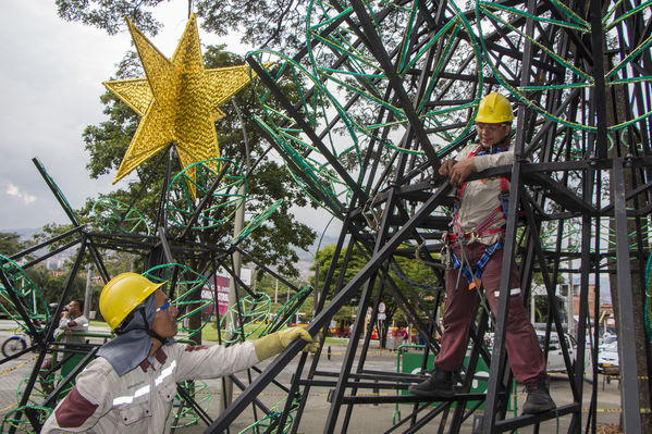 Montaje del árbol gigante de Navidad
Montaje del árbol gigante de Navidad
Fecha: Noviembre 1 de 2016
Para descargar esta fotografía en alta resolución, haga clic sobre la imagen hasta que la misma se despliegue en la pantalla completa; luego dé clic derecho y elija la opción "guardar imagen como". 
En caso de publicación por cualquier medio, solicitamos acompañarla del crédito: "Foto EPM"
Palabras clave: Montaje árbol gigante Navidad
