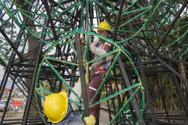 Montaje del árbol gigante de Navidad
Montaje del árbol gigante de Navidad
Fecha: Noviembre 1 de 2016
Para descargar esta fotografía en alta resolución, haga clic sobre la imagen hasta que la misma se despliegue en la pantalla completa; luego dé clic derecho y elija la opción "guardar imagen como". 
En caso de publicación por cualquier medio, solicitamos acompañarla del crédito: "Foto EPM"
Palabras clave: Montaje árbol gigante Navidad