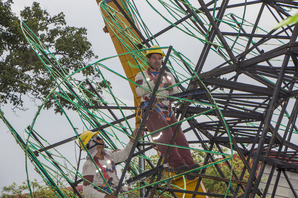 Montaje del árbol gigante de Navidad
Montaje del árbol gigante de Navidad
Fecha: Noviembre 1 de 2016
Para descargar esta fotografía en alta resolución, haga clic sobre la imagen hasta que la misma se despliegue en la pantalla completa; luego dé clic derecho y elija la opción "guardar imagen como". 
En caso de publicación por cualquier medio, solicitamos acompañarla del crédito: "Foto EPM"
Palabras clave: Montaje árbol gigante Navidad