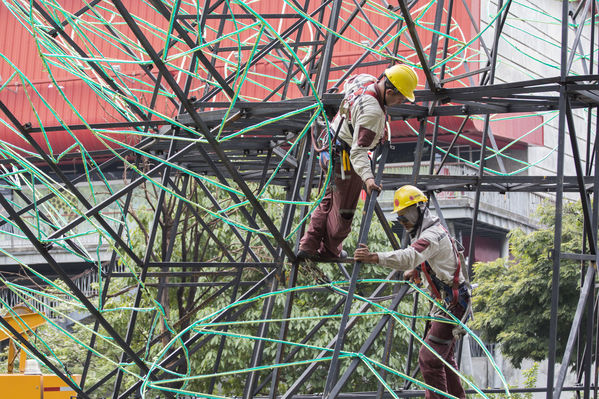 Montaje del árbol gigante de Navidad
Montaje del árbol gigante de Navidad
Fecha: Noviembre 1 de 2016
Para descargar esta fotografía en alta resolución, haga clic sobre la imagen hasta que la misma se despliegue en la pantalla completa; luego dé clic derecho y elija la opción "guardar imagen como". 
En caso de publicación por cualquier medio, solicitamos acompañarla del crédito: "Foto EPM"
Palabras clave: Montaje árbol gigante Navidad