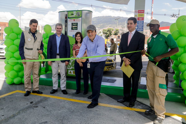 Estación de Servicio EPM - Caribe
Estación de Servicio EPM - Caribe
Fecha: Noviembre 10 de 2015. Lugar: contiguo al Tránsito de Caribe
Para descargar esta fotografía en alta resolución, haga clic sobre la imagen hasta que la misma se despliegue en la pantalla completa; luego dé clic derecho y elija la opción "guardar imagen como". 
En caso de publicación por cualquier medio, solicitamos acompañarla del crédito: "Foto EPM"
Palabras clave: Estación Servicio EPM Caribe