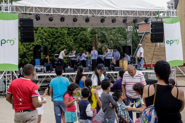 Fiestas de Nuestro Río
Fiestas de Nuestro Río
Fecha: Noviembre 13 de 2015. Lugar: Parque de los deseos
Para descargar esta fotografía en alta resolución, haga clic sobre la imagen hasta que la misma se despliegue en la pantalla completa; luego dé clic derecho y elija la opción "guardar imagen como". 
En caso de publicación por cualquier medio, solicitamos acompañarla del crédito: "Foto EPM"

Palabras clave: Fiestas Nuestro Río
