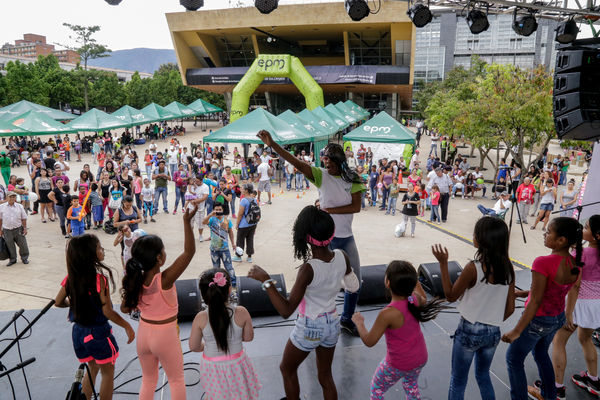 Fiestas de Nuestro Río
Fiestas de Nuestro Río
Fecha: Noviembre 13 de 2015. Lugar: Parque de los deseos
Para descargar esta fotografía en alta resolución, haga clic sobre la imagen hasta que la misma se despliegue en la pantalla completa; luego dé clic derecho y elija la opción "guardar imagen como". 
En caso de publicación por cualquier medio, solicitamos acompañarla del crédito: "Foto EPM"

Palabras clave: Fiestas Nuestro Río