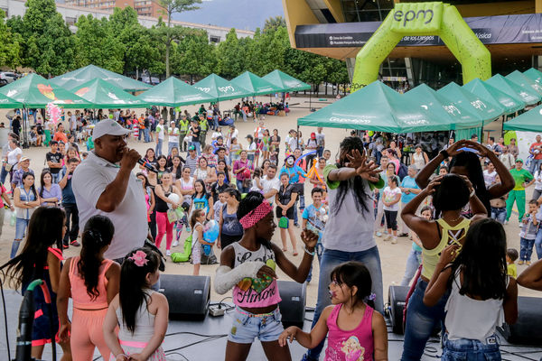 Fiestas de Nuestro Río
Fiestas de Nuestro Río
Fecha: Noviembre 13 de 2015. Lugar: Parque de los deseos
Para descargar esta fotografía en alta resolución, haga clic sobre la imagen hasta que la misma se despliegue en la pantalla completa; luego dé clic derecho y elija la opción "guardar imagen como". 
En caso de publicación por cualquier medio, solicitamos acompañarla del crédito: "Foto EPM"

Palabras clave: Fiestas Nuestro Río