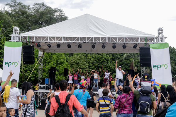 Fiestas de Nuestro Río
Fiestas de Nuestro Río
Fecha: Noviembre 13 de 2015. Lugar: Parque de los deseos
Para descargar esta fotografía en alta resolución, haga clic sobre la imagen hasta que la misma se despliegue en la pantalla completa; luego dé clic derecho y elija la opción "guardar imagen como". 
En caso de publicación por cualquier medio, solicitamos acompañarla del crédito: "Foto EPM"

Palabras clave: Fiestas Nuestro Río