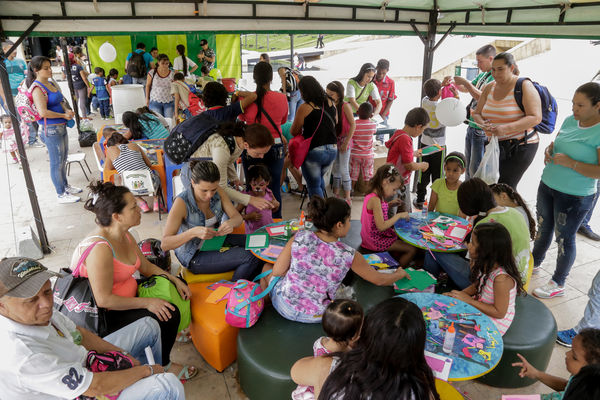 Fiestas de Nuestro Río
Fiestas de Nuestro Río
Fecha: Noviembre 13 de 2015. Lugar: Parque de los deseos
Para descargar esta fotografía en alta resolución, haga clic sobre la imagen hasta que la misma se despliegue en la pantalla completa; luego dé clic derecho y elija la opción "guardar imagen como". 
En caso de publicación por cualquier medio, solicitamos acompañarla del crédito: "Foto EPM"

Palabras clave: Fiestas Nuestro Río