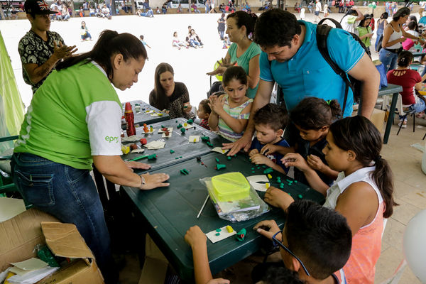 Fiestas de Nuestro Río
Fiestas de Nuestro Río
Fecha: Noviembre 13 de 2015. Lugar: Parque de los deseos
Para descargar esta fotografía en alta resolución, haga clic sobre la imagen hasta que la misma se despliegue en la pantalla completa; luego dé clic derecho y elija la opción "guardar imagen como". 
En caso de publicación por cualquier medio, solicitamos acompañarla del crédito: "Foto EPM"

Palabras clave: Fiestas Nuestro Río