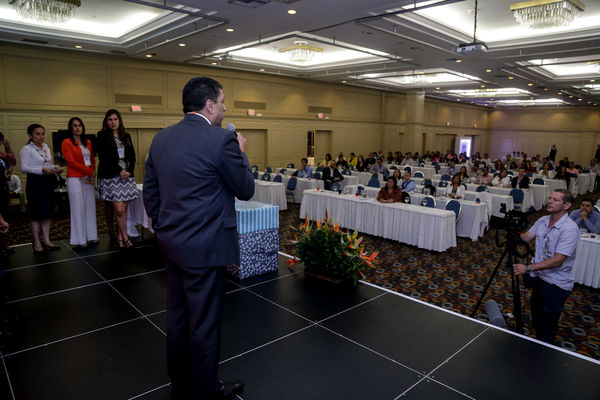Congreso de Auditoría
Congreso de Auditoría
Fecha: Noviembre 17 de 2015. Lugar: Medellín, Hotel Intercontinental
Para descargar esta fotografía en alta resolución, haga clic sobre la imagen hasta que la misma se despliegue en la pantalla completa; luego dé clic derecho y elija la opción "guardar imagen como". 
En caso de publicación por cualquier medio, solicitamos acompañarla del crédito: "Foto EPM"

Palabras clave: Congreso Auditoría