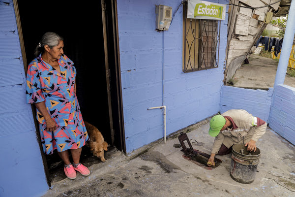 Cliente Cinco Mil de Agua Prepago
Cliente Cinco Mil de Agua Prepago 
Fecha: Noviembre 19 de 2015. Lugar: Medellín, Barrio El Picacho – Sector Arrayanes
Para descargar esta fotografía en alta resolución, haga clic sobre la imagen hasta que la misma se despliegue en la pantalla completa; luego dé clic derecho y elija la opción "guardar imagen como". 
En caso de publicación por cualquier medio, solicitamos acompañarla del crédito: "Foto EPM"

Palabras clave: Cliente Cinco Mil Agua Prepago