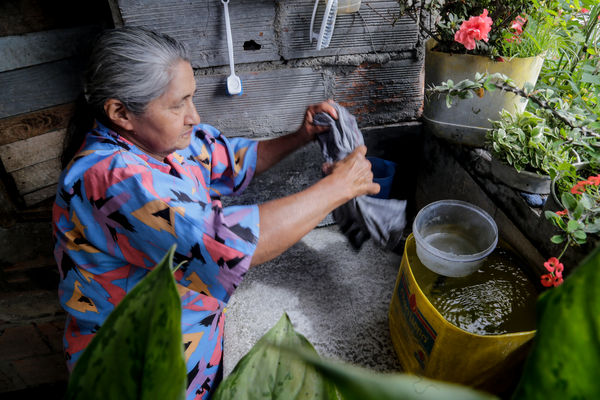 Cliente Cinco Mil de Agua Prepago
Cliente Cinco Mil de Agua Prepago 
Fecha: Noviembre 19 de 2015. Lugar: Medellín, Barrio El Picacho – Sector Arrayanes
Para descargar esta fotografía en alta resolución, haga clic sobre la imagen hasta que la misma se despliegue en la pantalla completa; luego dé clic derecho y elija la opción "guardar imagen como". 
En caso de publicación por cualquier medio, solicitamos acompañarla del crédito: "Foto EPM"

Palabras clave: Cliente Cinco Mil Agua Prepago