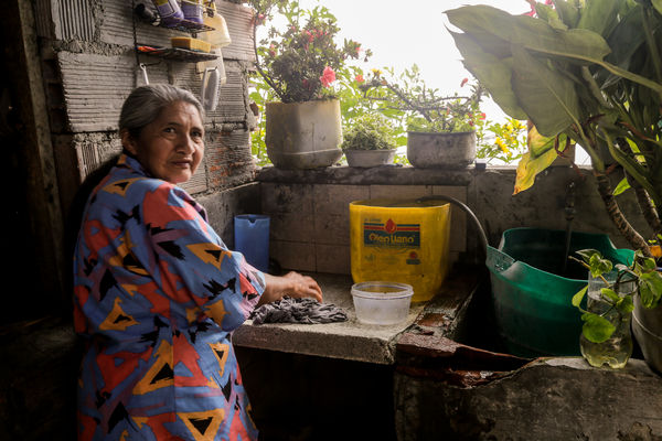 Cliente Cinco Mil de Agua Prepago
Cliente Cinco Mil de Agua Prepago 
Fecha: Noviembre 19 de 2015. Lugar: Medellín, Barrio El Picacho – Sector Arrayanes
Para descargar esta fotografía en alta resolución, haga clic sobre la imagen hasta que la misma se despliegue en la pantalla completa; luego dé clic derecho y elija la opción "guardar imagen como". 
En caso de publicación por cualquier medio, solicitamos acompañarla del crédito: "Foto EPM"

Palabras clave: Cliente Cinco Mil Agua Prepago
