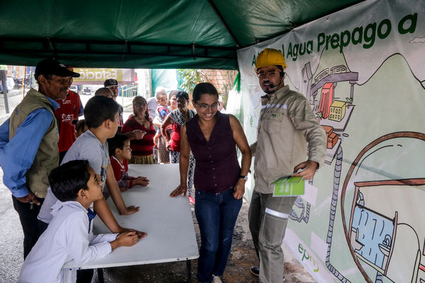 Cliente Cinco Mil de Agua Prepago
Cliente Cinco Mil de Agua Prepago 
Fecha: Noviembre 19 de 2015. Lugar: Medellín, Barrio El Picacho – Sector Arrayanes
Para descargar esta fotografía en alta resolución, haga clic sobre la imagen hasta que la misma se despliegue en la pantalla completa; luego dé clic derecho y elija la opción "guardar imagen como". 
En caso de publicación por cualquier medio, solicitamos acompañarla del crédito: "Foto EPM"

Palabras clave: Cliente Cinco Mil Agua Prepago