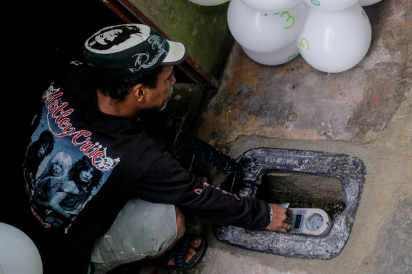 Cliente Cinco Mil de Agua Prepago
Cliente Cinco Mil de Agua Prepago 
Fecha: Noviembre 19 de 2015. Lugar: Medellín, Barrio El Picacho – Sector Arrayanes
Para descargar esta fotografía en alta resolución, haga clic sobre la imagen hasta que la misma se despliegue en la pantalla completa; luego dé clic derecho y elija la opción "guardar imagen como". 
En caso de publicación por cualquier medio, solicitamos acompañarla del crédito: "Foto EPM"

Palabras clave: Cliente Cinco Mil Agua Prepago