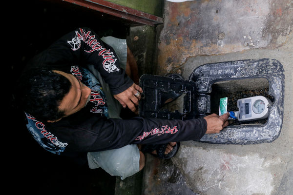 Cliente Cinco Mil de Agua Prepago
Cliente Cinco Mil de Agua Prepago 
Fecha: Noviembre 19 de 2015. Lugar: Medellín, Barrio El Picacho – Sector Arrayanes
Para descargar esta fotografía en alta resolución, haga clic sobre la imagen hasta que la misma se despliegue en la pantalla completa; luego dé clic derecho y elija la opción "guardar imagen como". 
En caso de publicación por cualquier medio, solicitamos acompañarla del crédito: "Foto EPM"

Palabras clave: Cliente Cinco Mil Agua Prepago