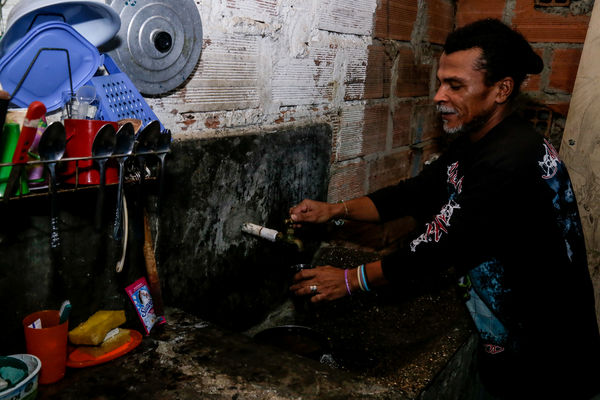 Cliente Cinco Mil de Agua Prepago
Cliente Cinco Mil de Agua Prepago 
Fecha: Noviembre 19 de 2015. Lugar: Medellín, Barrio El Picacho – Sector Arrayanes
Para descargar esta fotografía en alta resolución, haga clic sobre la imagen hasta que la misma se despliegue en la pantalla completa; luego dé clic derecho y elija la opción "guardar imagen como". 
En caso de publicación por cualquier medio, solicitamos acompañarla del crédito: "Foto EPM"

Palabras clave: Cliente Cinco Mil Agua Prepago