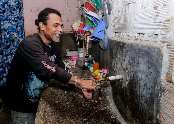 Cliente Cinco Mil de Agua Prepago
Cliente Cinco Mil de Agua Prepago 
Fecha: Noviembre 19 de 2015. Lugar: Medellín, Barrio El Picacho – Sector Arrayanes
Para descargar esta fotografía en alta resolución, haga clic sobre la imagen hasta que la misma se despliegue en la pantalla completa; luego dé clic derecho y elija la opción "guardar imagen como". 
En caso de publicación por cualquier medio, solicitamos acompañarla del crédito: "Foto EPM"

Palabras clave: Cliente Cinco Mil Agua Prepago