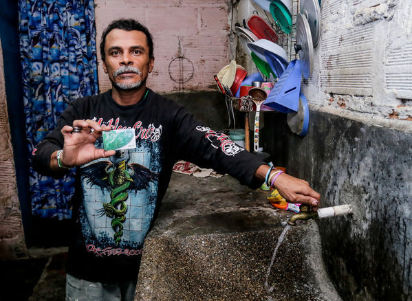 Cliente Cinco Mil de Agua Prepago
Cliente Cinco Mil de Agua Prepago 
Fecha: Noviembre 19 de 2015. Lugar: Medellín, Barrio El Picacho – Sector Arrayanes
Para descargar esta fotografía en alta resolución, haga clic sobre la imagen hasta que la misma se despliegue en la pantalla completa; luego dé clic derecho y elija la opción "guardar imagen como". 
En caso de publicación por cualquier medio, solicitamos acompañarla del crédito: "Foto EPM"

Palabras clave: Cliente Cinco Mil Agua Prepago