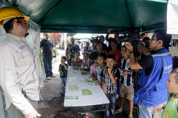 Cliente Cinco Mil de Agua Prepago
Cliente Cinco Mil de Agua Prepago 
Fecha: Noviembre 19 de 2015. Lugar: Medellín, Barrio El Picacho – Sector Arrayanes
Para descargar esta fotografía en alta resolución, haga clic sobre la imagen hasta que la misma se despliegue en la pantalla completa; luego dé clic derecho y elija la opción "guardar imagen como". 
En caso de publicación por cualquier medio, solicitamos acompañarla del crédito: "Foto EPM"

Palabras clave: Cliente Cinco Mil Agua Prepago