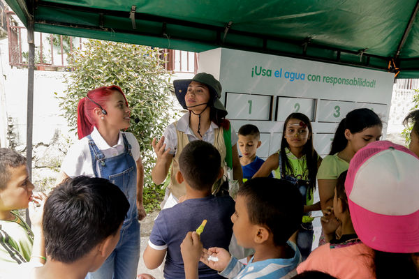 Cliente Cinco Mil de Agua Prepago
Cliente Cinco Mil de Agua Prepago 
Fecha: Noviembre 19 de 2015. Lugar: Medellín, Barrio El Picacho – Sector Arrayanes
Para descargar esta fotografía en alta resolución, haga clic sobre la imagen hasta que la misma se despliegue en la pantalla completa; luego dé clic derecho y elija la opción "guardar imagen como". 
En caso de publicación por cualquier medio, solicitamos acompañarla del crédito: "Foto EPM"

Palabras clave: Cliente Cinco Mil Agua Prepago