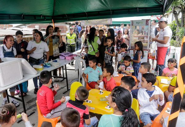 Cliente Cinco Mil de Agua Prepago
Cliente Cinco Mil de Agua Prepago 
Fecha: Noviembre 19 de 2015. Lugar: Medellín, Barrio El Picacho – Sector Arrayanes
Para descargar esta fotografía en alta resolución, haga clic sobre la imagen hasta que la misma se despliegue en la pantalla completa; luego dé clic derecho y elija la opción "guardar imagen como". 
En caso de publicación por cualquier medio, solicitamos acompañarla del crédito: "Foto EPM"

Palabras clave: Cliente Cinco Mil Agua Prepago