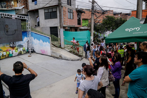 Cliente Cinco Mil de Agua Prepago
Cliente Cinco Mil de Agua Prepago 
Fecha: Noviembre 19 de 2015. Lugar: Medellín, Barrio El Picacho – Sector Arrayanes
Para descargar esta fotografía en alta resolución, haga clic sobre la imagen hasta que la misma se despliegue en la pantalla completa; luego dé clic derecho y elija la opción "guardar imagen como". 
En caso de publicación por cualquier medio, solicitamos acompañarla del crédito: "Foto EPM"

Palabras clave: Cliente Cinco Mil Agua Prepago