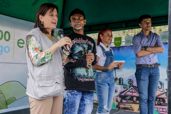 Cliente Cinco Mil de Agua Prepago
Cliente Cinco Mil de Agua Prepago 
Fecha: Noviembre 19 de 2015. Lugar: Medellín, Barrio El Picacho – Sector Arrayanes
Para descargar esta fotografía en alta resolución, haga clic sobre la imagen hasta que la misma se despliegue en la pantalla completa; luego dé clic derecho y elija la opción "guardar imagen como". 
En caso de publicación por cualquier medio, solicitamos acompañarla del crédito: "Foto EPM"

Palabras clave: Cliente Cinco Mil Agua Prepago