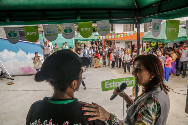 Cliente Cinco Mil de Agua Prepago
Cliente Cinco Mil de Agua Prepago 
Fecha: Noviembre 19 de 2015. Lugar: Medellín, Barrio El Picacho – Sector Arrayanes
Para descargar esta fotografía en alta resolución, haga clic sobre la imagen hasta que la misma se despliegue en la pantalla completa; luego dé clic derecho y elija la opción "guardar imagen como". 
En caso de publicación por cualquier medio, solicitamos acompañarla del crédito: "Foto EPM"

Palabras clave: Cliente Cinco Mil Agua Prepago