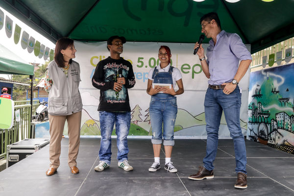 Cliente Cinco Mil de Agua Prepago
Cliente Cinco Mil de Agua Prepago 
Fecha: Noviembre 19 de 2015. Lugar: Medellín, Barrio El Picacho – Sector Arrayanes
Para descargar esta fotografía en alta resolución, haga clic sobre la imagen hasta que la misma se despliegue en la pantalla completa; luego dé clic derecho y elija la opción "guardar imagen como". 
En caso de publicación por cualquier medio, solicitamos acompañarla del crédito: "Foto EPM"

Palabras clave: Cliente Cinco Mil Agua Prepago