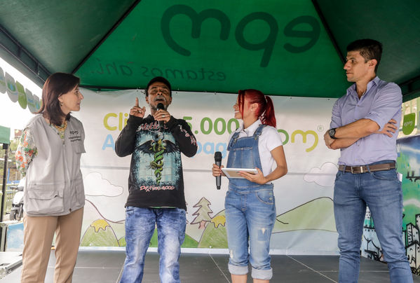Cliente Cinco Mil de Agua Prepago
Cliente Cinco Mil de Agua Prepago 
Fecha: Noviembre 19 de 2015. Lugar: Medellín, Barrio El Picacho – Sector Arrayanes
Para descargar esta fotografía en alta resolución, haga clic sobre la imagen hasta que la misma se despliegue en la pantalla completa; luego dé clic derecho y elija la opción "guardar imagen como". 
En caso de publicación por cualquier medio, solicitamos acompañarla del crédito: "Foto EPM"

Palabras clave: Cliente Cinco Mil Agua Prepago