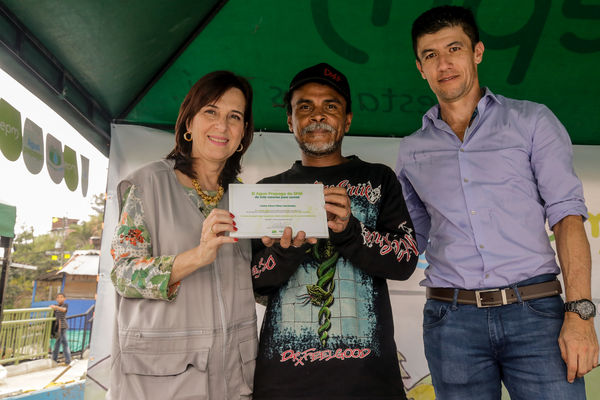 Cliente Cinco Mil de Agua Prepago
Cliente Cinco Mil de Agua Prepago 
Fecha: Noviembre 19 de 2015. Lugar: Medellín, Barrio El Picacho – Sector Arrayanes
Para descargar esta fotografía en alta resolución, haga clic sobre la imagen hasta que la misma se despliegue en la pantalla completa; luego dé clic derecho y elija la opción "guardar imagen como". 
En caso de publicación por cualquier medio, solicitamos acompañarla del crédito: "Foto EPM"

Palabras clave: Cliente Cinco Mil Agua Prepago