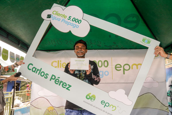 Cliente Cinco Mil de Agua Prepago
Cliente Cinco Mil de Agua Prepago 
Fecha: Noviembre 19 de 2015. Lugar: Medellín, Barrio El Picacho – Sector Arrayanes
Para descargar esta fotografía en alta resolución, haga clic sobre la imagen hasta que la misma se despliegue en la pantalla completa; luego dé clic derecho y elija la opción "guardar imagen como". 
En caso de publicación por cualquier medio, solicitamos acompañarla del crédito: "Foto EPM"

Palabras clave: Cliente Cinco Mil Agua Prepago