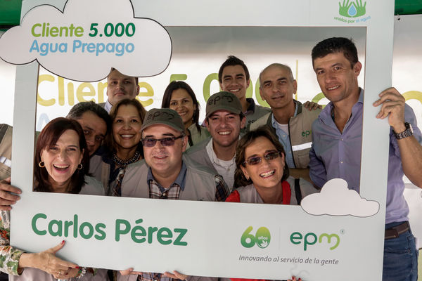 Cliente Cinco Mil de Agua Prepago
Cliente Cinco Mil de Agua Prepago 
Fecha: Noviembre 19 de 2015. Lugar: Medellín, Barrio El Picacho – Sector Arrayanes
Para descargar esta fotografía en alta resolución, haga clic sobre la imagen hasta que la misma se despliegue en la pantalla completa; luego dé clic derecho y elija la opción "guardar imagen como". 
En caso de publicación por cualquier medio, solicitamos acompañarla del crédito: "Foto EPM"

Palabras clave: Cliente Cinco Mil Agua Prepago