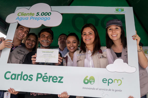 Cliente Cinco Mil de Agua Prepago
Cliente Cinco Mil de Agua Prepago 
Fecha: Noviembre 19 de 2015. Lugar: Medellín, Barrio El Picacho – Sector Arrayanes
Para descargar esta fotografía en alta resolución, haga clic sobre la imagen hasta que la misma se despliegue en la pantalla completa; luego dé clic derecho y elija la opción "guardar imagen como". 
En caso de publicación por cualquier medio, solicitamos acompañarla del crédito: "Foto EPM"

Palabras clave: Cliente Cinco Mil Agua Prepago