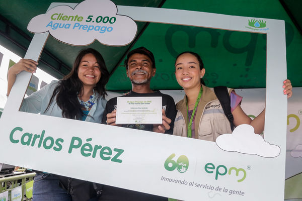 Cliente Cinco Mil de Agua Prepago
Cliente Cinco Mil de Agua Prepago 
Fecha: Noviembre 19 de 2015. Lugar: Medellín, Barrio El Picacho – Sector Arrayanes
Para descargar esta fotografía en alta resolución, haga clic sobre la imagen hasta que la misma se despliegue en la pantalla completa; luego dé clic derecho y elija la opción "guardar imagen como". 
En caso de publicación por cualquier medio, solicitamos acompañarla del crédito: "Foto EPM"

Palabras clave: Cliente Cinco Mil Agua Prepago