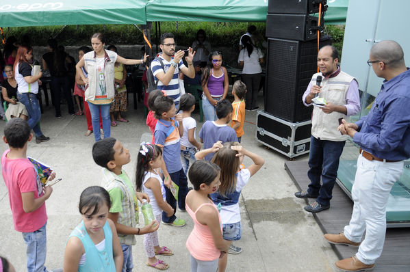 Día del Cliente – Ducha Pedagógica  
Día del Cliente – Ducha Pedagógica   
Fecha: Noviembre 21 de 2015. Lugar: Parque lineal sector El Carmelo. Comuna 1
Para descargar esta fotografía en alta resolución, haga clic sobre la imagen hasta que la misma se despliegue en la pantalla completa; luego dé clic derecho y elija la opción "guardar imagen como". 
En caso de publicación por cualquier medio, solicitamos acompañarla del crédito: "Foto EPM"
Palabras clave: Día Cliente Ducha Pedagógica