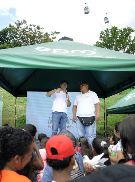 Día del Cliente – Ducha Pedagógica  
Día del Cliente – Ducha Pedagógica   
Fecha: Noviembre 21 de 2015. Lugar: Parque lineal sector El Carmelo. Comuna 1
Para descargar esta fotografía en alta resolución, haga clic sobre la imagen hasta que la misma se despliegue en la pantalla completa; luego dé clic derecho y elija la opción "guardar imagen como". 
En caso de publicación por cualquier medio, solicitamos acompañarla del crédito: "Foto EPM"
Palabras clave: Día Cliente Ducha Pedagógica