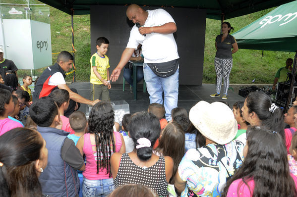 Día del Cliente – Ducha Pedagógica  
Día del Cliente – Ducha Pedagógica   
Fecha: Noviembre 21 de 2015. Lugar: Parque lineal sector El Carmelo. Comuna 1
Para descargar esta fotografía en alta resolución, haga clic sobre la imagen hasta que la misma se despliegue en la pantalla completa; luego dé clic derecho y elija la opción "guardar imagen como". 
En caso de publicación por cualquier medio, solicitamos acompañarla del crédito: "Foto EPM"
Palabras clave: Día Cliente Ducha Pedagógica