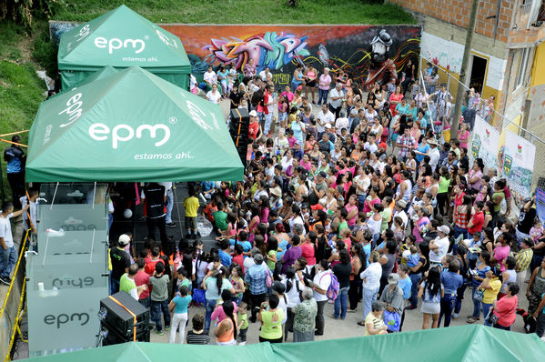 Día del Cliente – Ducha Pedagógica  
Día del Cliente – Ducha Pedagógica   
Fecha: Noviembre 21 de 2015. Lugar: Parque lineal sector El Carmelo. Comuna 1
Para descargar esta fotografía en alta resolución, haga clic sobre la imagen hasta que la misma se despliegue en la pantalla completa; luego dé clic derecho y elija la opción "guardar imagen como". 
En caso de publicación por cualquier medio, solicitamos acompañarla del crédito: "Foto EPM"
Palabras clave: Día Cliente Ducha Pedagógica