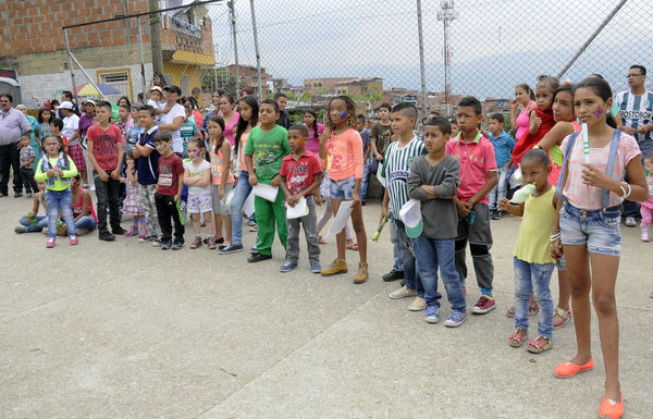 Día del Cliente – Ducha Pedagógica  
Día del Cliente – Ducha Pedagógica   
Fecha: Noviembre 21 de 2015. Lugar: Parque lineal sector El Carmelo. Comuna 1
Para descargar esta fotografía en alta resolución, haga clic sobre la imagen hasta que la misma se despliegue en la pantalla completa; luego dé clic derecho y elija la opción "guardar imagen como". 
En caso de publicación por cualquier medio, solicitamos acompañarla del crédito: "Foto EPM"
Palabras clave: Día Cliente Ducha Pedagógica
