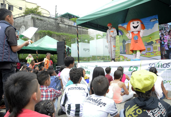 Día del Cliente – Ducha Pedagógica  
Día del Cliente – Ducha Pedagógica   
Fecha: Noviembre 21 de 2015. Lugar: Parque lineal sector El Carmelo. Comuna 1
Para descargar esta fotografía en alta resolución, haga clic sobre la imagen hasta que la misma se despliegue en la pantalla completa; luego dé clic derecho y elija la opción "guardar imagen como". 
En caso de publicación por cualquier medio, solicitamos acompañarla del crédito: "Foto EPM"
Palabras clave: Día Cliente Ducha Pedagógica