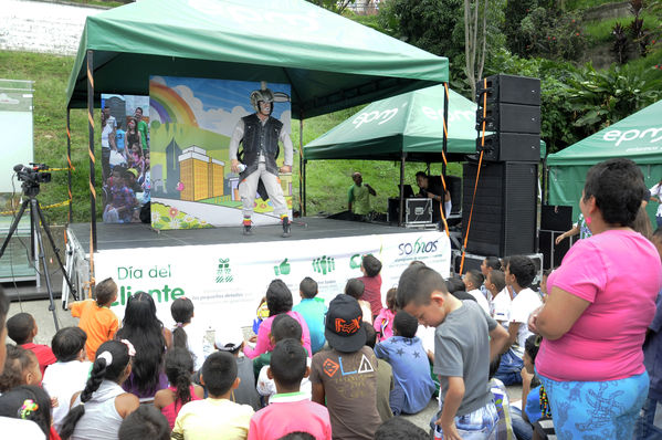 Día del Cliente – Ducha Pedagógica  
Día del Cliente – Ducha Pedagógica   
Fecha: Noviembre 21 de 2015. Lugar: Parque lineal sector El Carmelo. Comuna 1
Para descargar esta fotografía en alta resolución, haga clic sobre la imagen hasta que la misma se despliegue en la pantalla completa; luego dé clic derecho y elija la opción "guardar imagen como". 
En caso de publicación por cualquier medio, solicitamos acompañarla del crédito: "Foto EPM"
Palabras clave: Día Cliente Ducha Pedagógica