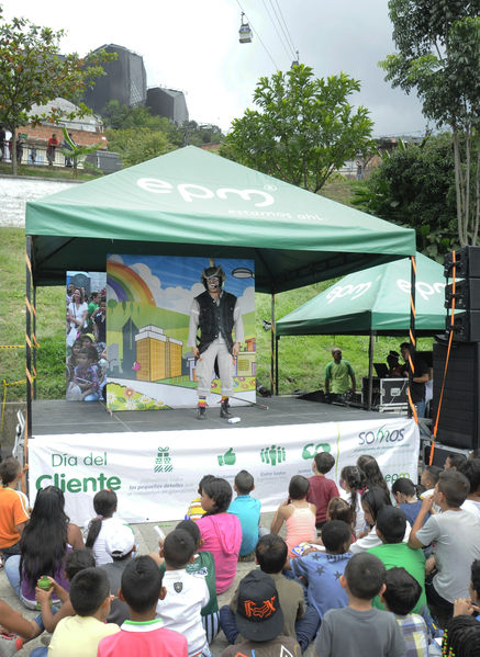 Día del Cliente – Ducha Pedagógica  
Día del Cliente – Ducha Pedagógica   
Fecha: Noviembre 21 de 2015. Lugar: Parque lineal sector El Carmelo. Comuna 1
Para descargar esta fotografía en alta resolución, haga clic sobre la imagen hasta que la misma se despliegue en la pantalla completa; luego dé clic derecho y elija la opción "guardar imagen como". 
En caso de publicación por cualquier medio, solicitamos acompañarla del crédito: "Foto EPM"
Palabras clave: Día Cliente Ducha Pedagógica