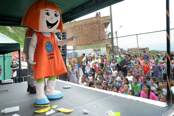 Día del Cliente – Ducha Pedagógica  
Día del Cliente – Ducha Pedagógica   
Fecha: Noviembre 21 de 2015. Lugar: Parque lineal sector El Carmelo. Comuna 1
Para descargar esta fotografía en alta resolución, haga clic sobre la imagen hasta que la misma se despliegue en la pantalla completa; luego dé clic derecho y elija la opción "guardar imagen como". 
En caso de publicación por cualquier medio, solicitamos acompañarla del crédito: "Foto EPM"
Palabras clave: Día Cliente Ducha Pedagógica
