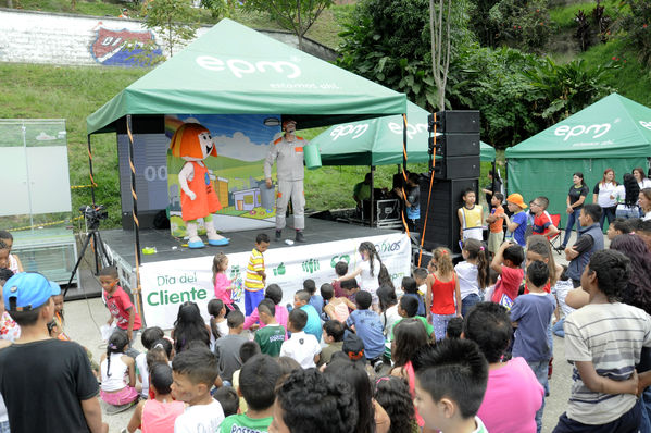 Día del Cliente – Ducha Pedagógica  
Día del Cliente – Ducha Pedagógica   
Fecha: Noviembre 21 de 2015. Lugar: Parque lineal sector El Carmelo. Comuna 1
Para descargar esta fotografía en alta resolución, haga clic sobre la imagen hasta que la misma se despliegue en la pantalla completa; luego dé clic derecho y elija la opción "guardar imagen como". 
En caso de publicación por cualquier medio, solicitamos acompañarla del crédito: "Foto EPM"
Palabras clave: Día Cliente Ducha Pedagógica