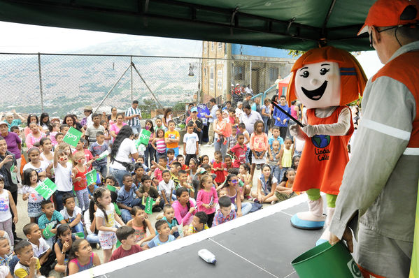 Día del Cliente – Ducha Pedagógica  
Día del Cliente – Ducha Pedagógica   
Fecha: Noviembre 21 de 2015. Lugar: Parque lineal sector El Carmelo. Comuna 1
Para descargar esta fotografía en alta resolución, haga clic sobre la imagen hasta que la misma se despliegue en la pantalla completa; luego dé clic derecho y elija la opción "guardar imagen como". 
En caso de publicación por cualquier medio, solicitamos acompañarla del crédito: "Foto EPM"
Palabras clave: Día Cliente Ducha Pedagógica