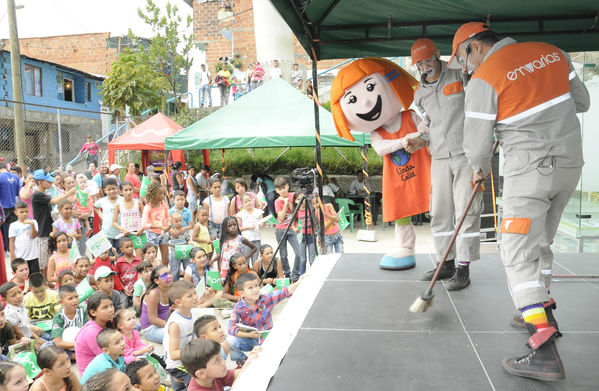 Día del Cliente – Ducha Pedagógica  
Día del Cliente – Ducha Pedagógica   
Fecha: Noviembre 21 de 2015. Lugar: Parque lineal sector El Carmelo. Comuna 1
Para descargar esta fotografía en alta resolución, haga clic sobre la imagen hasta que la misma se despliegue en la pantalla completa; luego dé clic derecho y elija la opción "guardar imagen como". 
En caso de publicación por cualquier medio, solicitamos acompañarla del crédito: "Foto EPM"
Palabras clave: Día Cliente Ducha Pedagógica